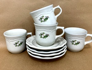 Vintage Pfattzgraff Christmas Heirloom Set of 4 Cups & 4 Saucers Retired - Picture 1 of 6