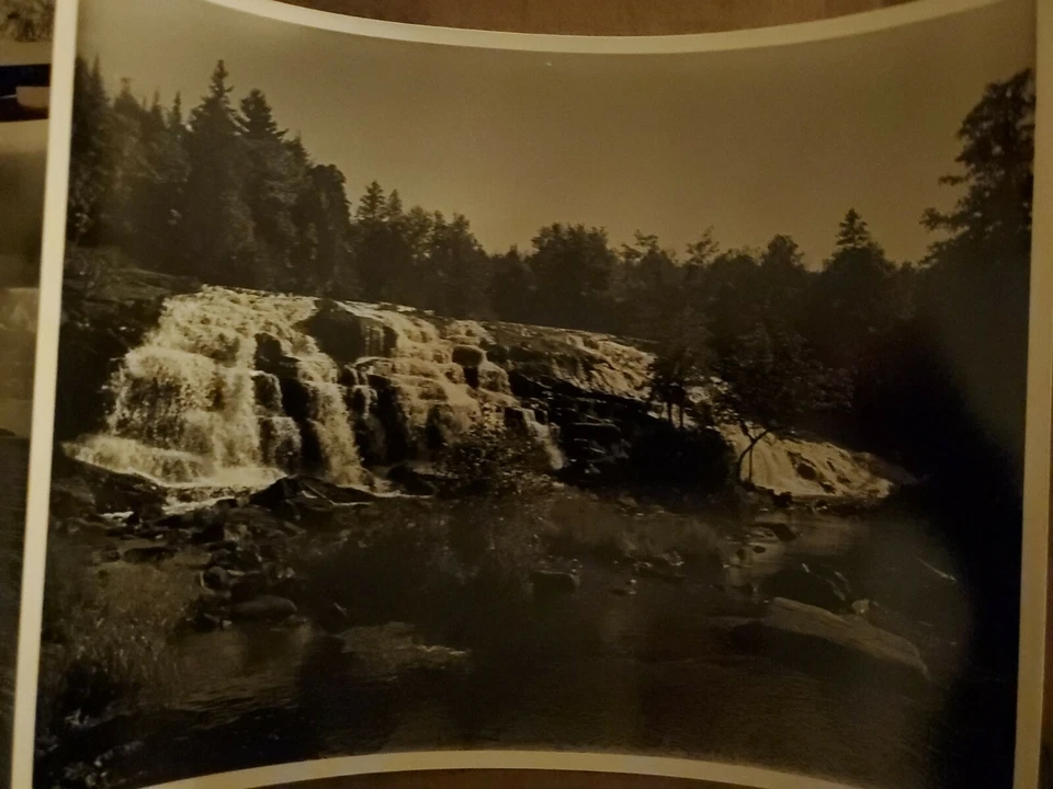 Foto vintage de cascadas en blanco y negro de 8' X 10' Foto 1 de 1