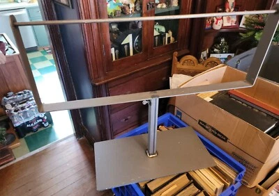 GRAN SOPORTE DE CARTEL PUBLICITARIO DE ENCIMERA DE EXHIBICIÓN DE METAL AJUSTABLE 24x9 de colección Foto 1 de 4