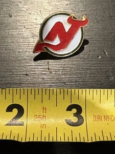 Vintage NHL Hockey New Jersey Devils Team LOGO Collectible Hat Lapel Pin - Picture 1 of 2