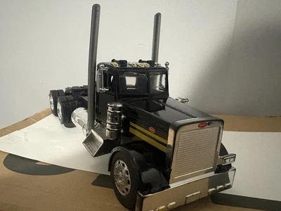 New Ray 1/32 Peterbilt 379 Daycab Truck (see Description) - Image 1 of 4