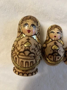 Muñecas de anidación matrioska rusas firmadas madera quemada oro 5 piezas pintadas a mano de colección - Imagen 1 de 6