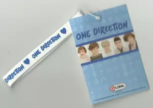 ONE DIRECTION blue on white - 2012 OFFICIAL merch GUMMY WRISTBAND new 1D - Imagen 1 de 3