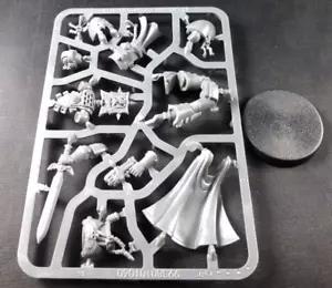 Space Marines Command Squad Captain on Sprues (1 Model) Rare OOP - Warhammer 40K - Picture 1 of 4