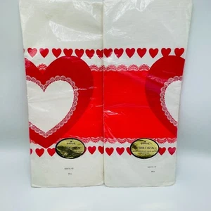 2 manteles de papel vintage con sello corazones de San Valentín rojo blanco 60x102 cada uno - Imagen 1 de 3