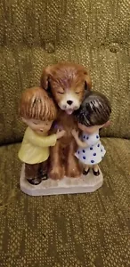 Estatuilla Fran Mar Gorham de Colección Moppets 1973 niña y niño abrazando perro grande - Imagen 1 de 3