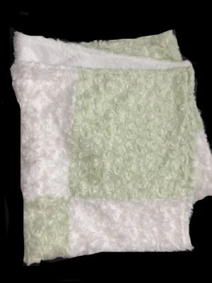 Mantas Beyond Manta Bebé Patchwork Verde y Blanco Claro Foto 1 de 4