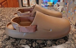 Nike Calm Pantoletten Schuhe "Light British Tan" (FD5131-201) Herren Größe 12 - Bild 1 von 9