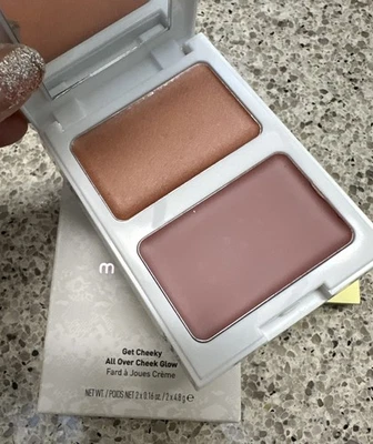 Mally Get Cheeky All Over Cheek Duo en MAD ABOUT MAUVE TALLA COMPLETA brillo y rubor Foto 1 de 4