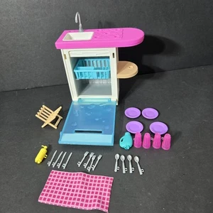 Barbie Puppenhaus Küche Spüle Geschirrspüler Theke Geschirr Silberbesteck Handtuch 2018 - Bild 1 von 10