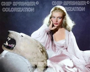 VERONICA SEE AUF EINEM BÄRENFELL TEPPICH SCHÖNES FARBFOTO VON CHIP SPRINGER - Bild 1 von 1