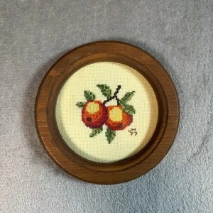 Cornice rotonda in legno di mele punto croce vintage 1977 - Foto 1 di 5