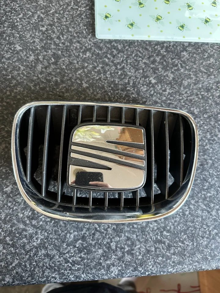 Mk1 Seat Leon Cupra R Front Badge. Genuine VW Part. Used But In Good Condition - Image 1 of 4