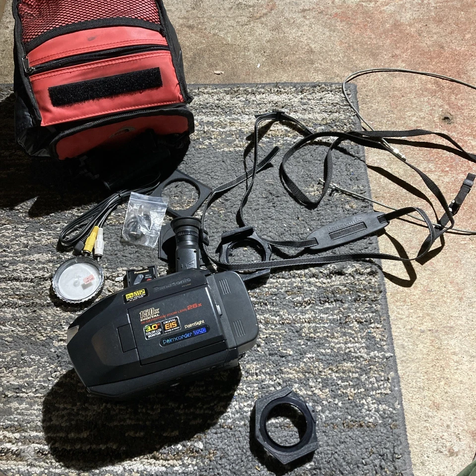 Panasonic PV-L559 Palmcorder Palmsight VHS-C Camera Camcorder W case and bats - Image 1 of 4