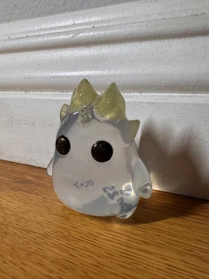 DESIGNERCON DCON 2025 LAS VEGAS Lostlings FIRMADO x Yutos FIRMADO Cristal Stubby Foto 1 de 4