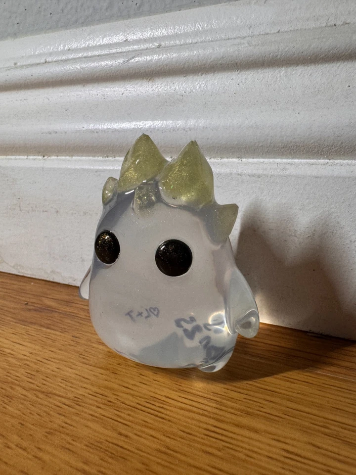 DESIGNERCON DCON 2025 LAS VEGAS Lostlings ASSINADO x Yutoos ASSINADO Cristal Stubby - Imagem 1 de 4