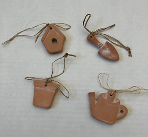 Weihnachten im Garten Terrakotta Topf Spaten Vogelhaus Gießkanne Ornamente - Bild 1 von 3