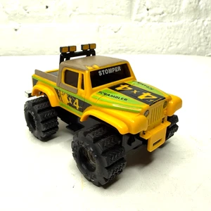 Jeep Scrambler Schaper Stomper 4x4 amarillo funciona luces juguete vintage años 80 - Imagen 1 de 4