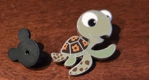 Spilla Tartaruga 11/4" Walt Disney Squirt Alla Ricerca del Piccolo Nemo Mini Trading  - Foto 1 di 3