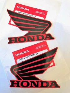 ORIGINALE HONDA Adesivo Decalcomania Serbatoio Carburante Alimenta 90mm NERO + ROSSO ** STOCK UK ** - Foto 1 di 2