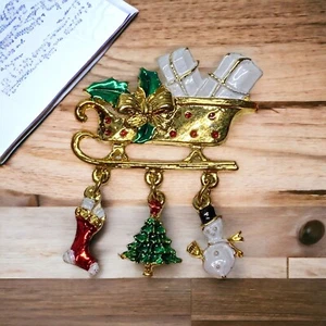 Vintage Weihnachtsmann Schlitten Anstecknadel Brosche Geschenke Baumstrumpf Schneemann baumeln - Bild 1 von 5