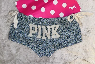 VS ROSA DE COLECCIÓN 2009 Y2K AZUL PÚRPURA LOGOTIPO FLORAL LAZOS LATERALES BOTÍN PANTALONES CORTOS DIFÍCIL DE ENCONTRAR NUEVO SIN ETIQUETAS MED Foto 1 de 4