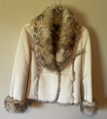 Casaco bebe marfim camurça artificial forrado de pele sintética tamanho grande em excelente estado usado - Imagem 1 de 4