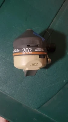 Carrete de Spincasting Zebco 202 Hecho en EE. UU. De colección Pesca al Aire Libre Deporte Foto 1 de 4