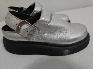 NEU Dr. Martens Lakenten Slingback-Pantolette silbermetallic Damengröße 9 KLEINER DEFEKT - Bild 1 von 16