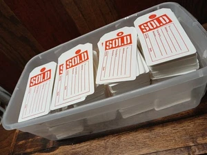 Lote De Más De 1200 Etiquetas Vendidas Con Ranura Mercancía Precio Etiquetas Rojo/Blanco Nuevo - Imagen 1 de 6