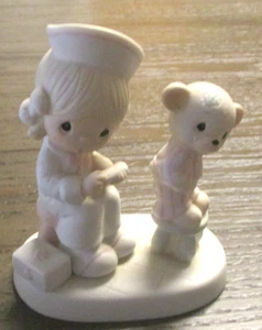 De colección Enesco Love me Beareth Todas las cosas... Enfermera dando tiro detrás del niño - Imagen 1 de 5