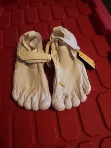 Vibram Fivefingers KSO Vintage White 21W1410 Size 10-10.5 - Picture 1 of 8