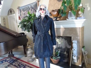 Gabardina Dolce & Gabbana negra con cuello con volantes y detalle de dobladillo de burbujas talla 40-4 - Imagen 1 de 24