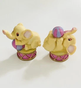 Juego de 2 adorables y juguetonas estatuillas de elefante amarillo - Imagen 1 de 2