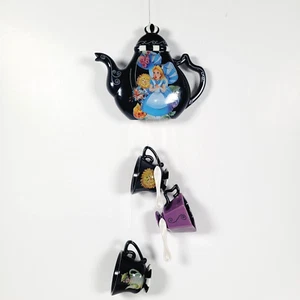LEER~ Tetera Alicia en el País de las Maravillas Taza de té Carillón de viento Parques Disney Retirada De colección - Imagen 1 de 24