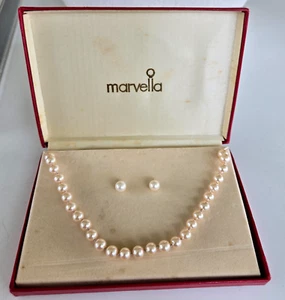 Set orecchini traforati sfera 18" collana perle finta panna vintage in scatola Marvella - Foto 1 di 12