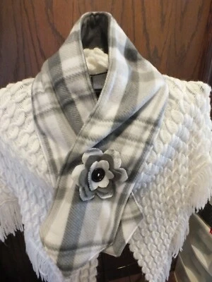 Nueva Bufanda Hecha a Mano Blanco Carbón Gris Cuadros Hecha a Mano Flor 44x6" Vellón Suave Foto 1 de 2