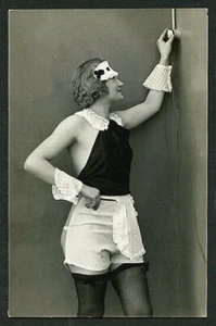 Französische 1930 neckische Magd in OSTRA STUDIO Foto Beine DESSOUS Strümpfe ~ WEITES - Bild 1 von 1