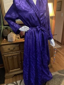 Vintage 80er Jacquard Bademantel BILL BLASS lila Flo Satin Morgenmantel - Bild 1 von 3