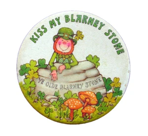 Hallmark BUTTON PIN St Patrick Vintage LEPRECHAUN KISS BLARNEY STONE 1978 Irish - Picture 1 of 2