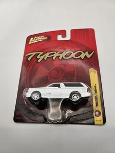 2011 JOHNNY LIGHTNING RELEASE 18 BIANCO 1993 GMC TYPHOON CON PNEUMATICI IN GOMMA - Foto 1 di 8