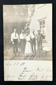 Group of men and a woman in front of a house (1907) - Vintage RPPC - Picture 1 of 2