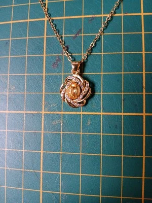 Goldene Kette Mit Roseanhänger Und turmalin - Bild 1 von 4