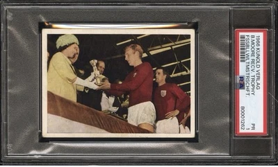 Inglaterra 1966 Editorial Kunold. Bobby Moore recibe trofeo de la reina Isabel. Foto 1 de 3