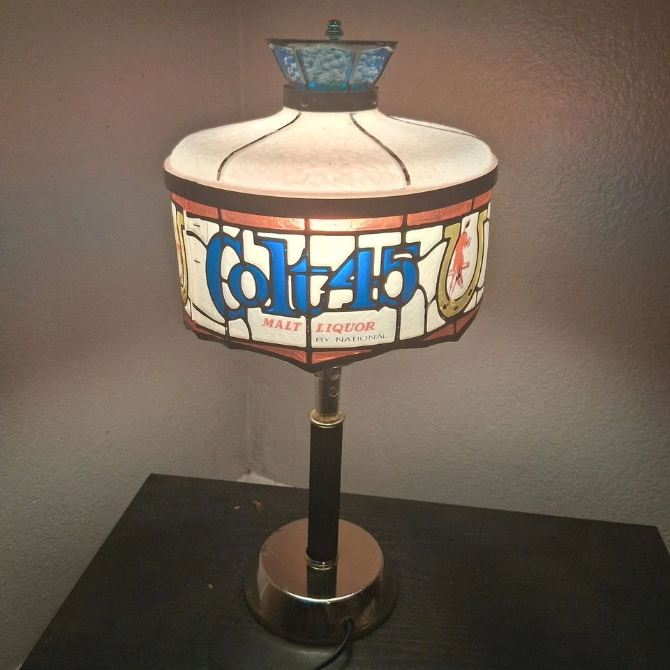 Lámpara de mesa Colt 45 vintage de licor de malta Foto 1 de 4