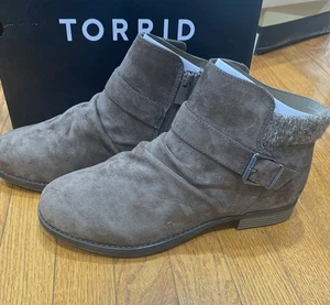 Torrid Schnallenstiefel Größe 10,5 taupe Stiefelette Reißverschluss Winter - Bild 1 von 9