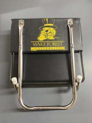 VINTAGE WAKE FOREST UNIVERSITY FOLDING CUSHIONED STADIUM SEAT BIG LOGO BLACK - Imagem 1 de 4