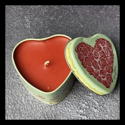 Brighton Love’s Light Vela Corazón Lata Cera Roja Diseño Floral Retirado Coleccionable Foto 1 de 4