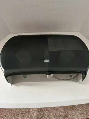 Dispensador de rollos de pañuelos de baño Tork Twin Jumbo Roll, humo (56TR) Foto 1 de 4