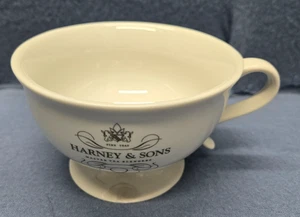 Taza de té de lujo Harney And Sons blanca con logotipo negro - Chip on Edge - Imagen 1 de 6